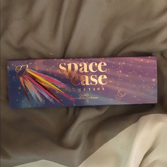 Eye shadow and liner and lip gloss - Picture 4 of 9